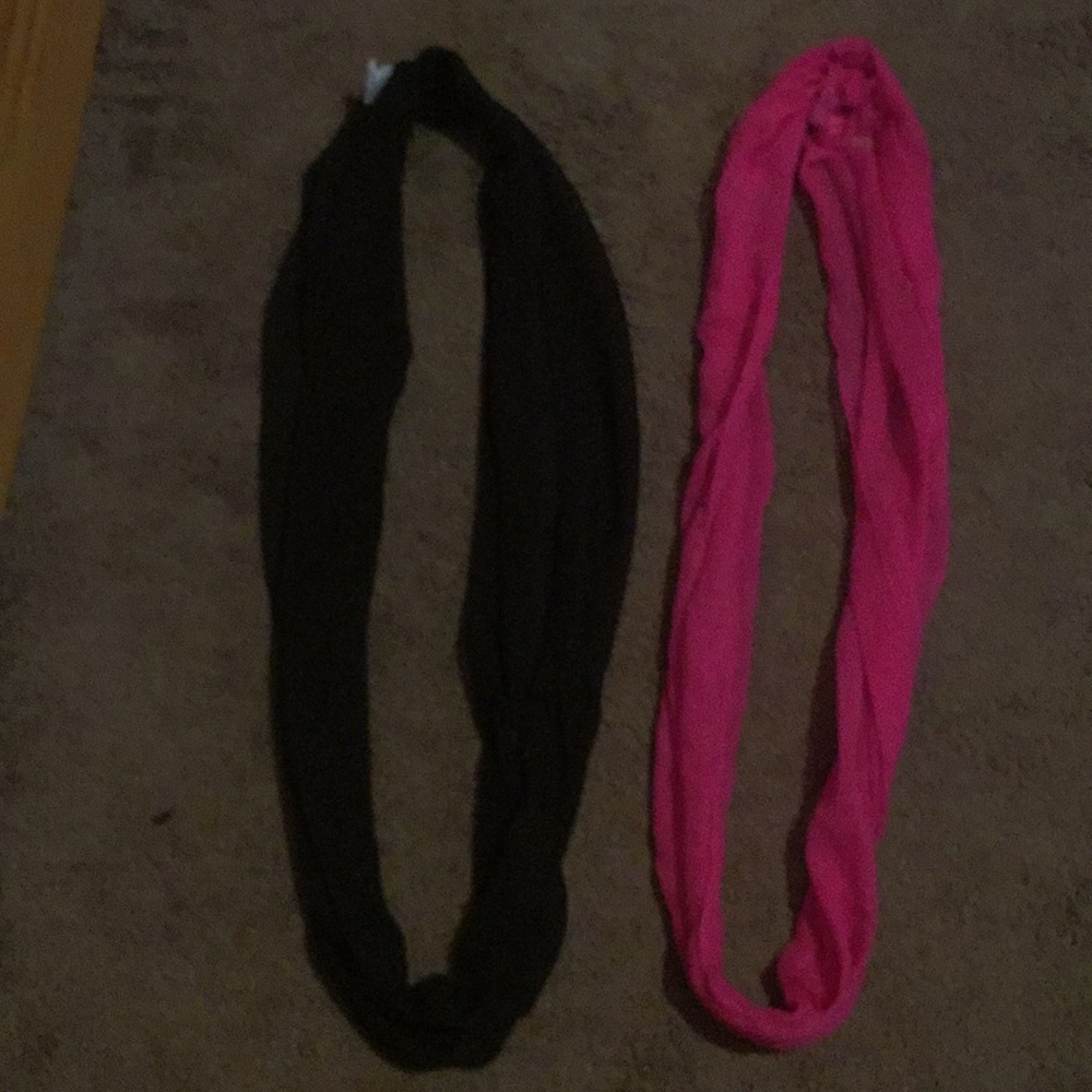 2 scarfs